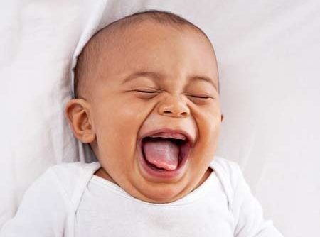 Dictionnaire québécois. Un petit bébé est crampé, c est-à-dire qu il rit aux éclats.