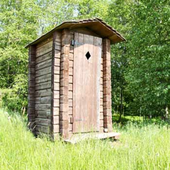 Dans la langue québécoise, le mot bécosse signifiait toilette extérieure. Aujourd’hui, l'emploi de ce mot s’est répandu dans la langue familière comme synonyme de toilette en général.