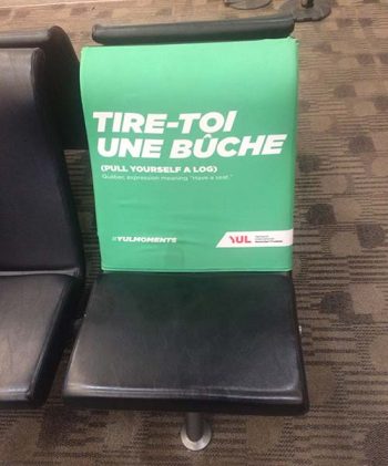 À l'aéroport de Montréal, on retrouve plusieurs bancs recouverts de l'expression « tire-toi une bûche ». Cette expression signifie, viens t'assoir avec nous,